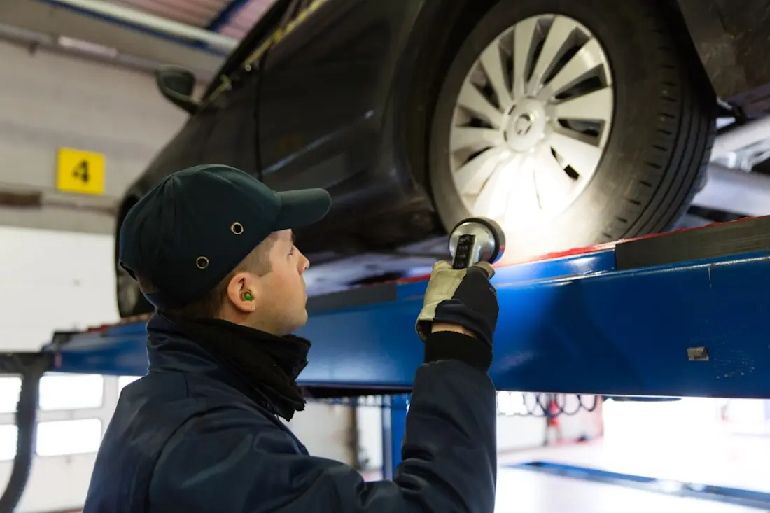 Taxivoertuig tijdens de technische keuring in een keuringscentrum in Vlaanderen