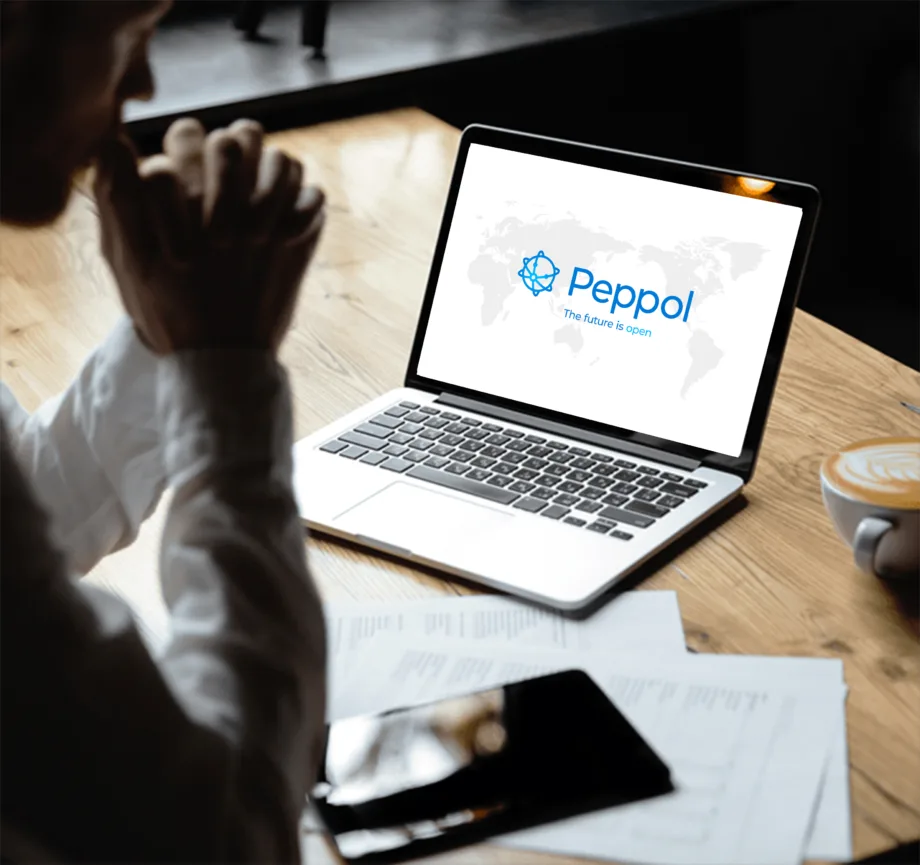 Taxichauffeur maakt een Peppol e-factuur voor een zakelijke taxirit op een laptop