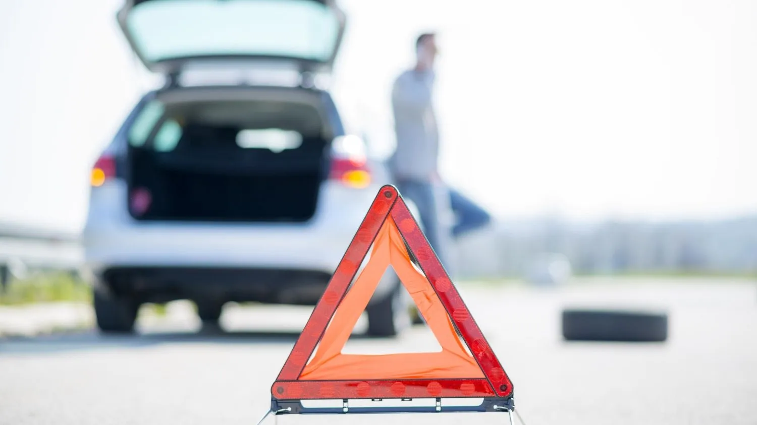Taxichauffeur controleert de verzekeringspolis van zijn taxibedrijf naast zijn voertuig